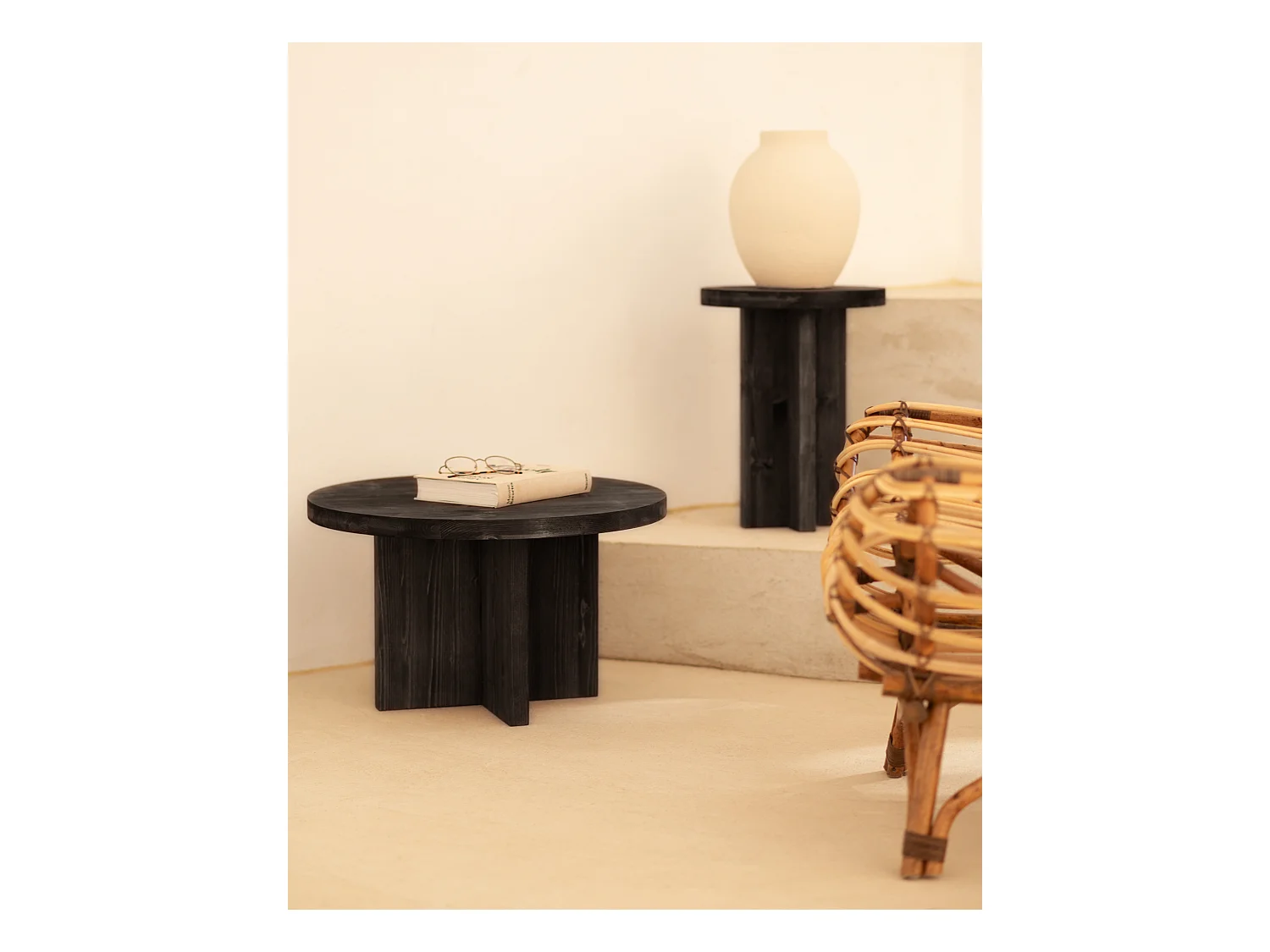 Tavolo basso rotondo in legno massello in tono nero Ø60x33,2cm - TOKYO - DECOWOOD