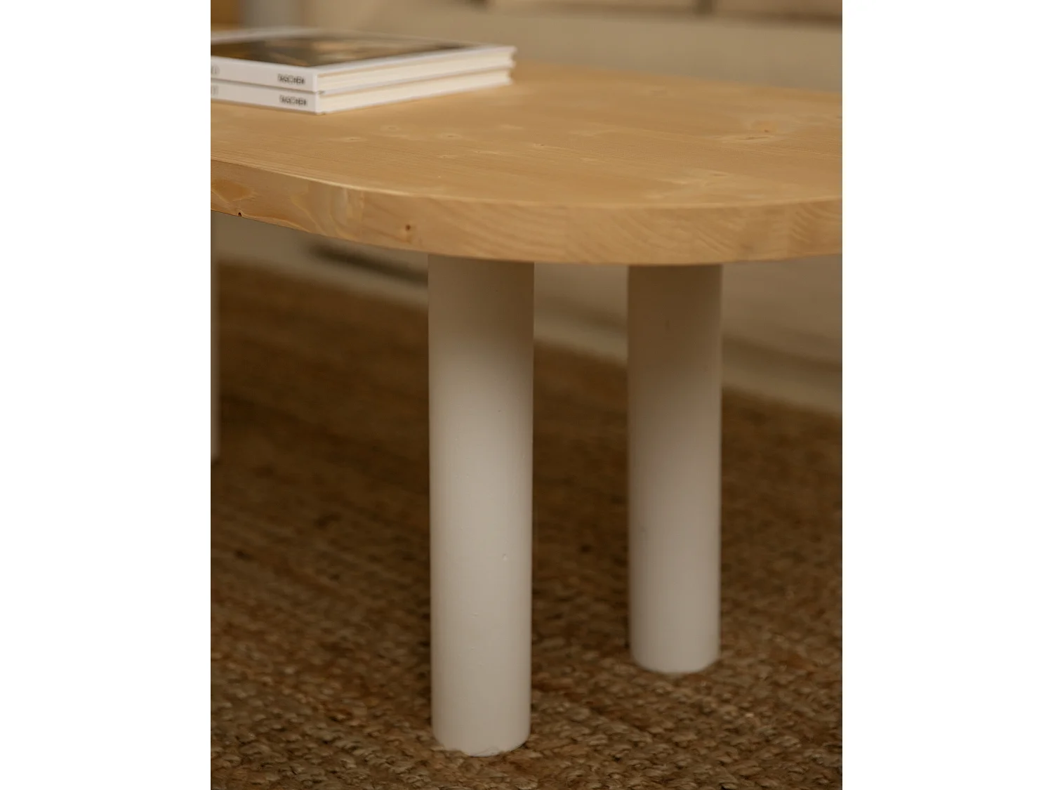 Mesa de centro ovalada de madera maciza Decowood con cuatro patas en color blanco y sobre de mesa en color roble medio de 120x40cm - GINA - DECOWOOD