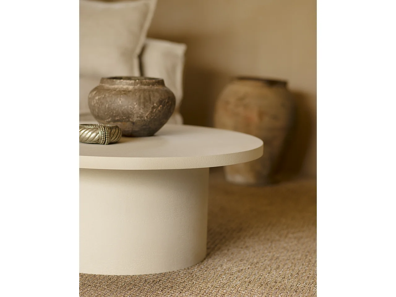 Mesa de centro redonda de microcemento en tono blanco roto DECOWOOD de Ø80x30cm - LUCÍA - DECOWOOD