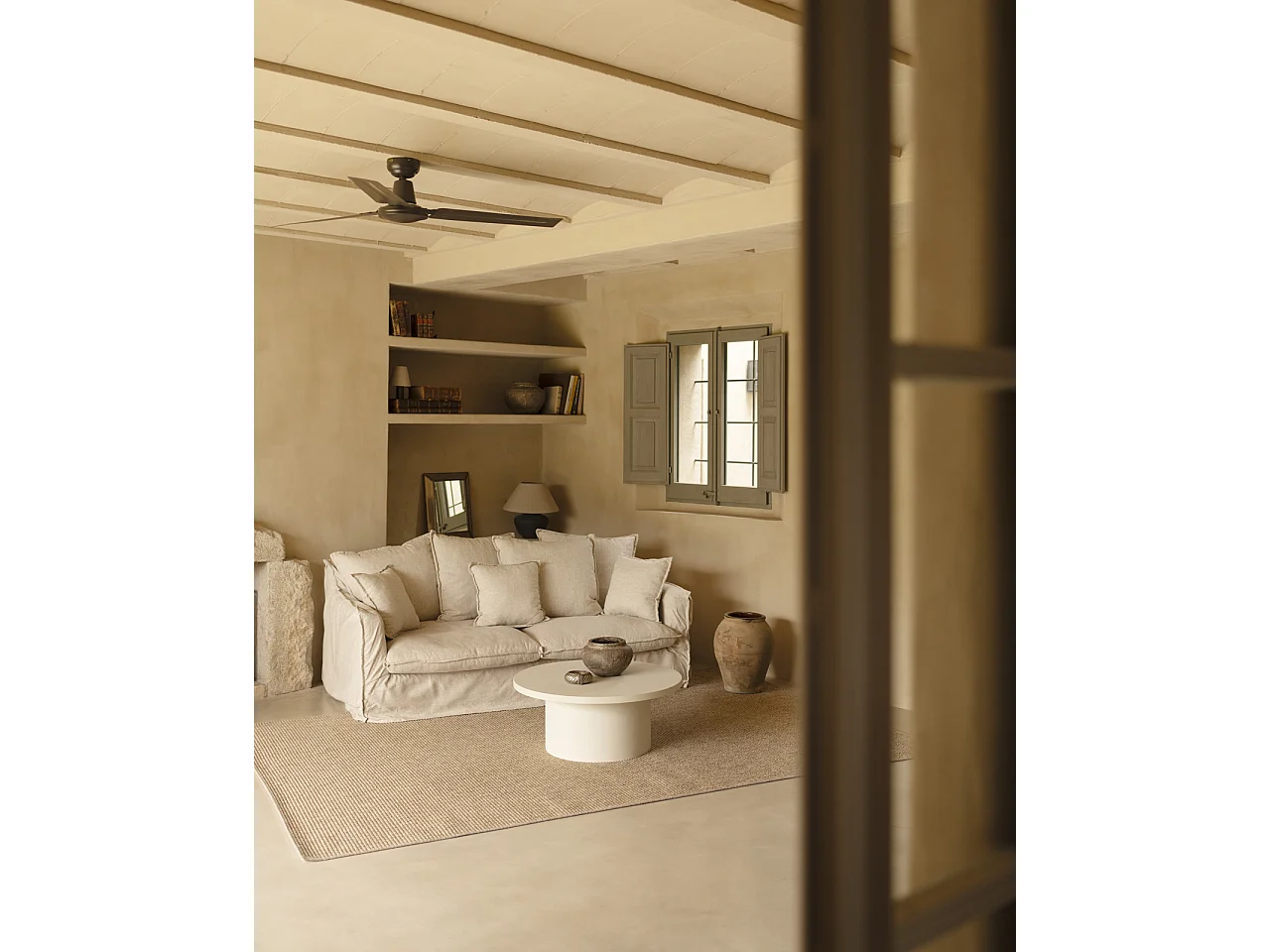 Mesa de centro redonda de microcemento en tono blanco roto DECOWOOD de Ø80x30cm - LUCÍA - DECOWOOD