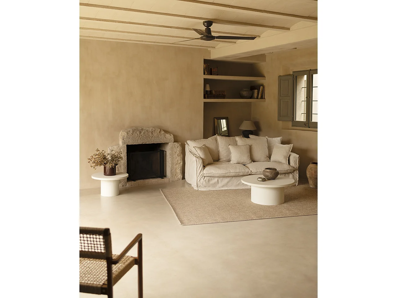 Mesa de centro redonda de microcemento en tono blanco roto DECOWOOD de Ø80x30cm - LUCÍA - DECOWOOD