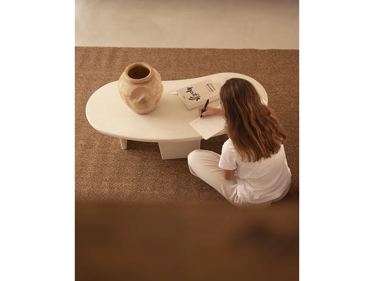 Table basse en microciment avec trois pieds blanc cassé 120x30cm - BIMBA - DECOWOOD