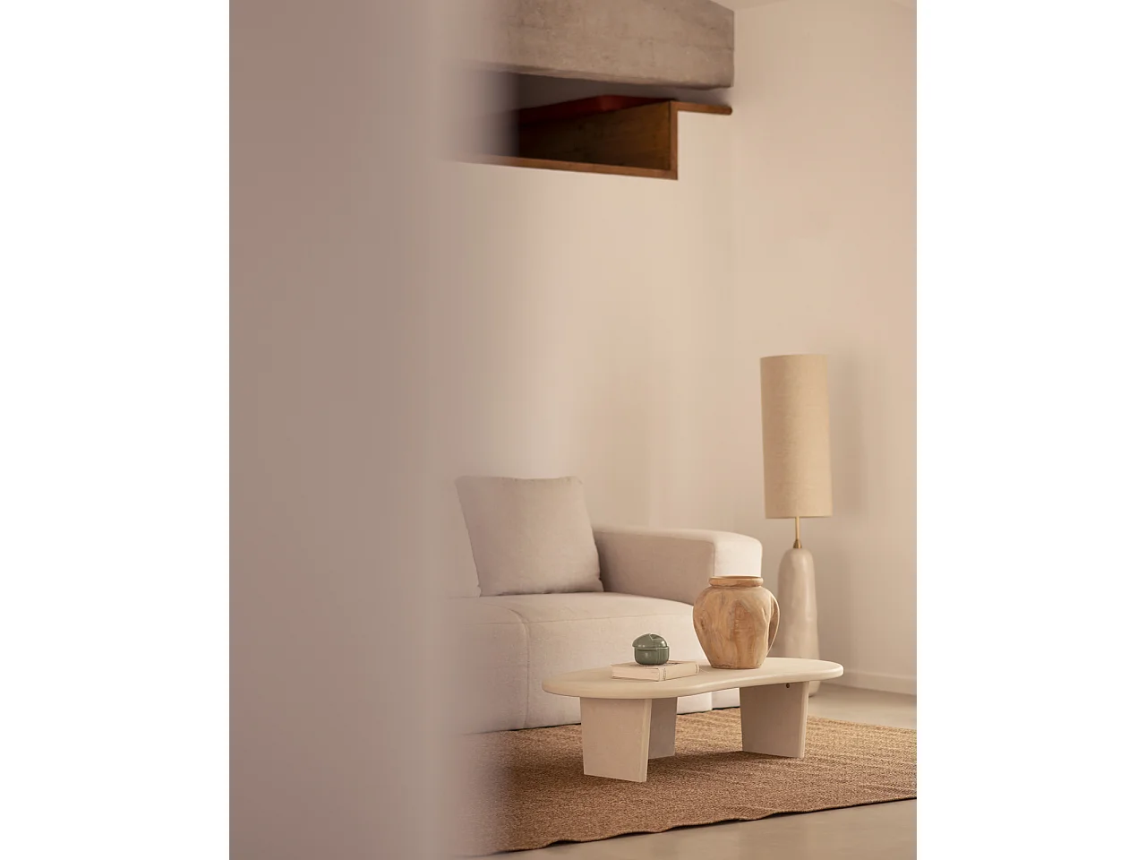 Mesa de centro de forma orgánica de microcemento Decowood con tres patas en color blanco roto de 120cm - BIMBA - DECOWOOD