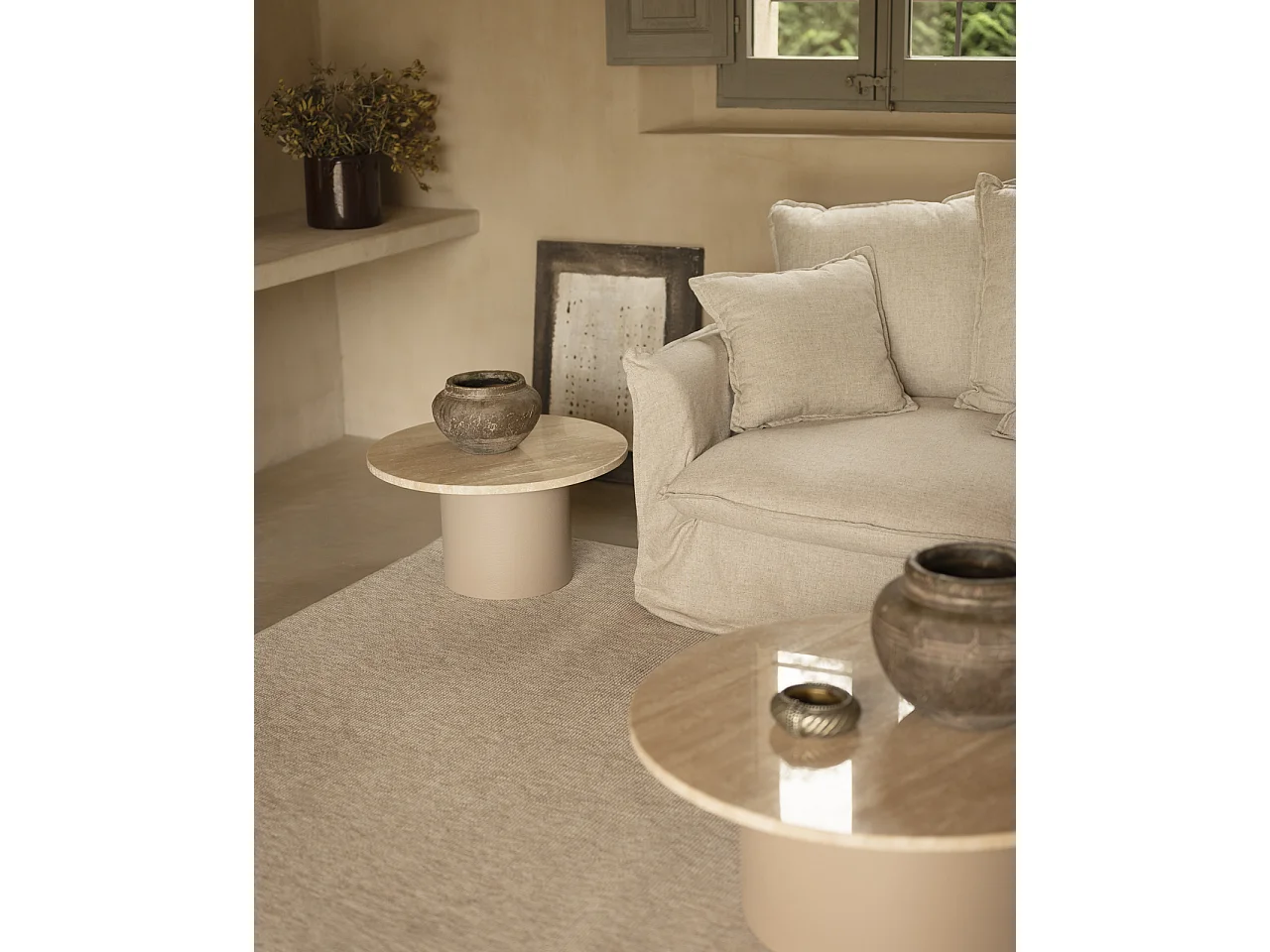 Table basse ronde en marbre travertin avec pieds en microciment teinte beige 30x60cm - LUCÍA - DECOWOOD