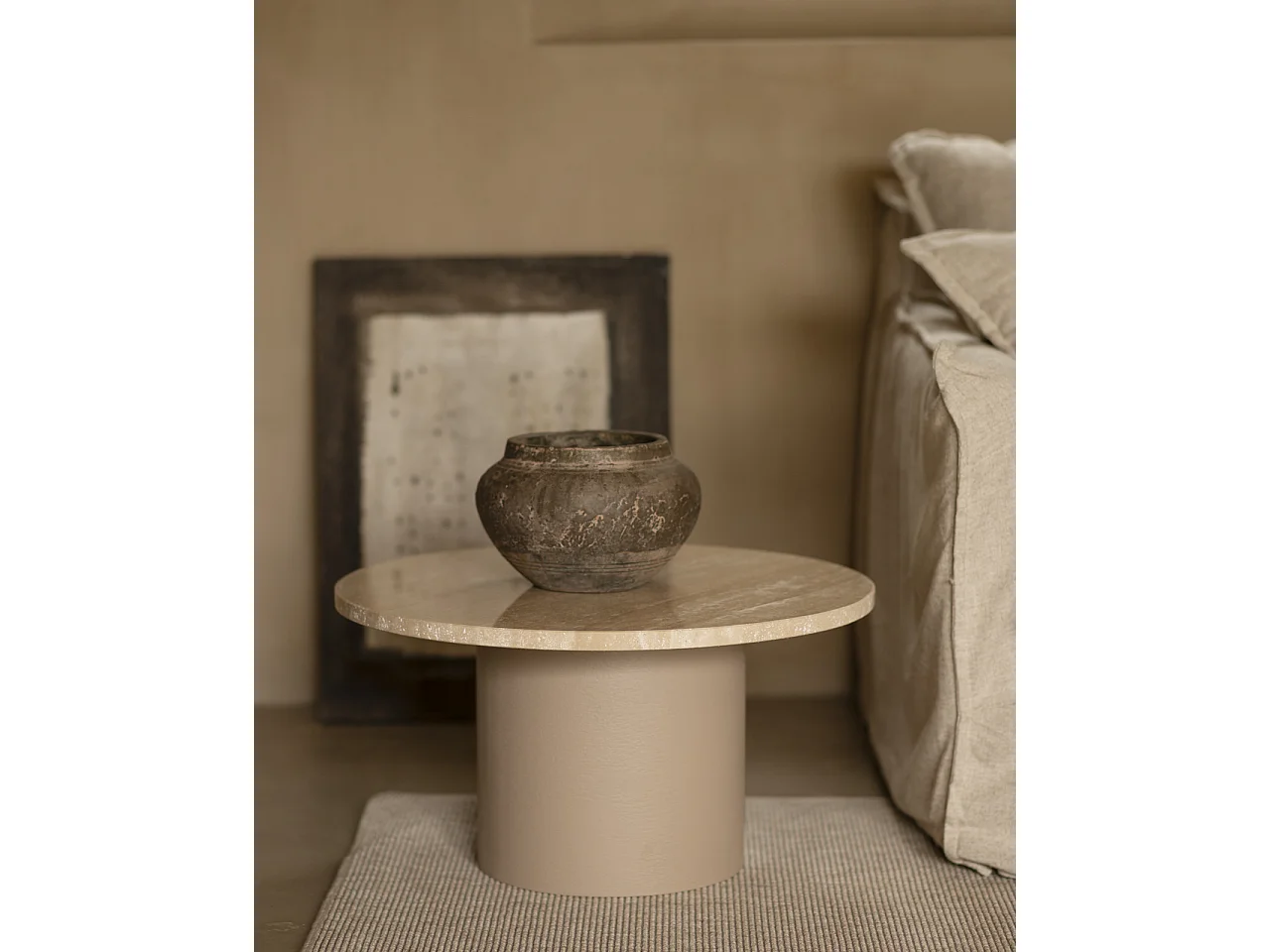 Table basse ronde en marbre travertin avec pieds en microciment teinte beige 30x60cm - LUCÍA - DECOWOOD