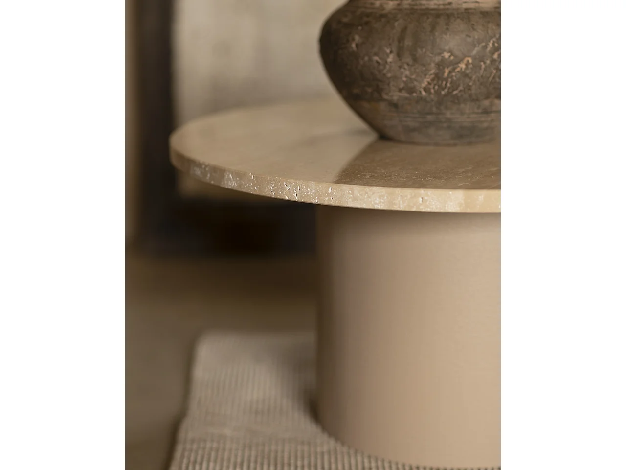 Table basse ronde en marbre travertin avec pieds en microciment teinte beige 30x60cm - LUCÍA - DECOWOOD