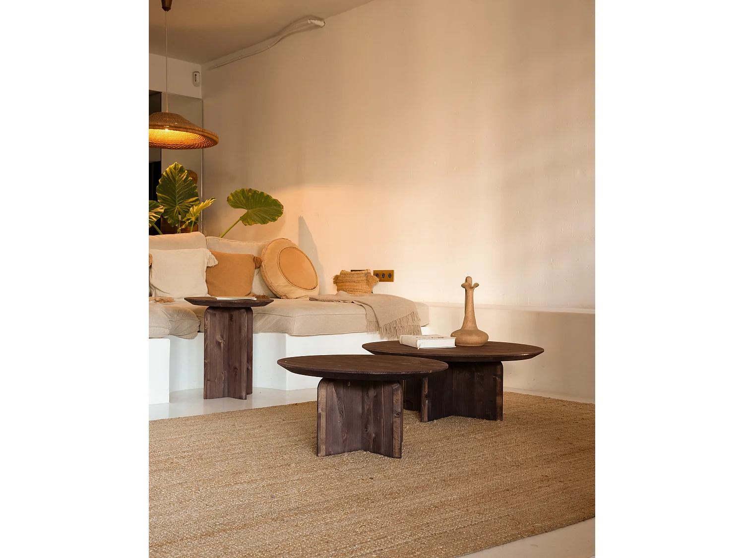 Tavolo basso rotondo in legno massello in tono noce Ø80x30,2cm - BLOOM - DECOWOOD