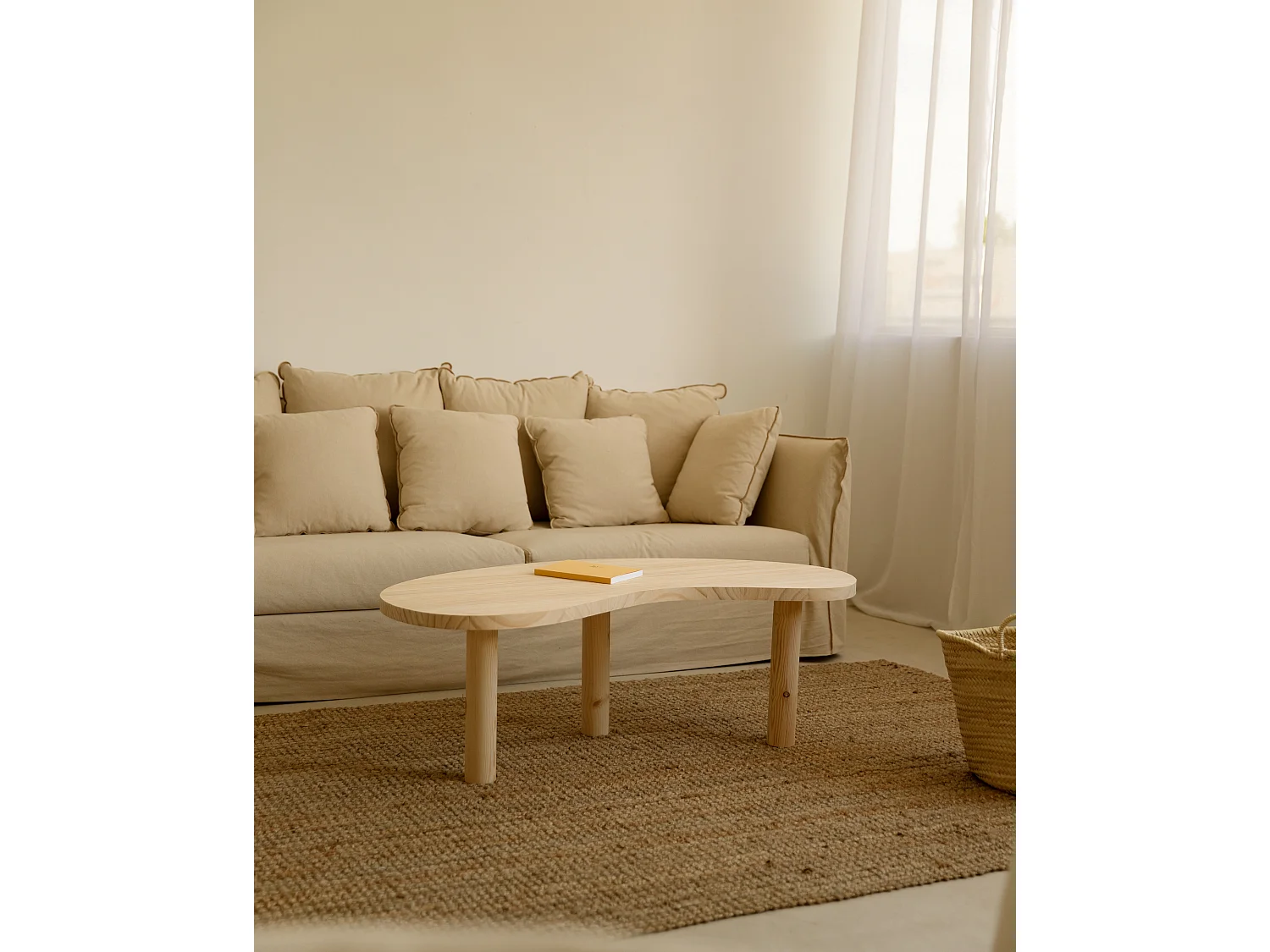 Mesa de centro de madera maciza de forma orgánica Decowood con tres patas en color natural de 100x40cm - GINA - DECOWOOD