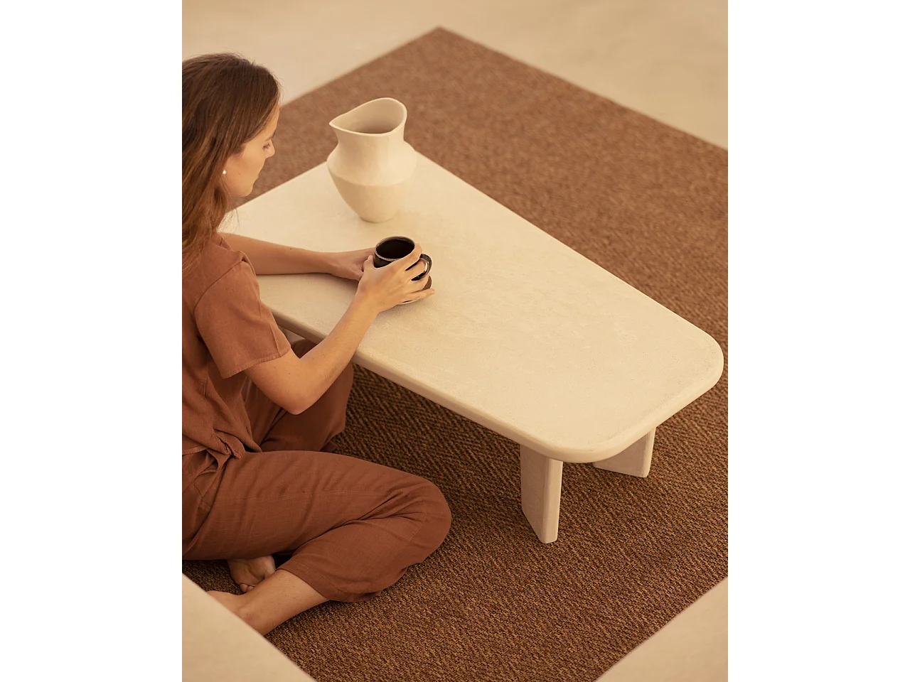 Table basse en microciment avec trois pieds blanc cassé 100x30cm - BIMBA - DECOWOOD