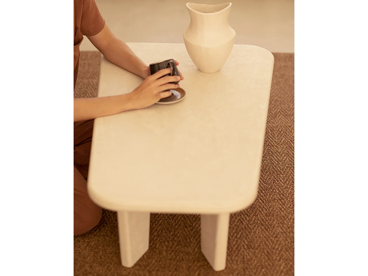 Table basse en microciment avec trois pieds blanc cassé 100x30cm - BIMBA - DECOWOOD