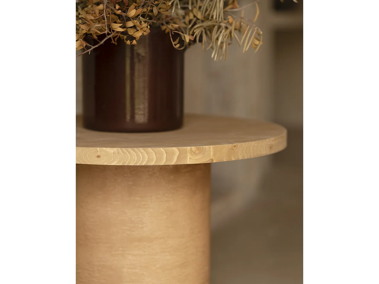 Mesa de centro redonda de madera maciza tono roble medio y pata de microcemento tono terracota DECOWOOD de Ø60x30cm - LUCÍA - DECOWOOD