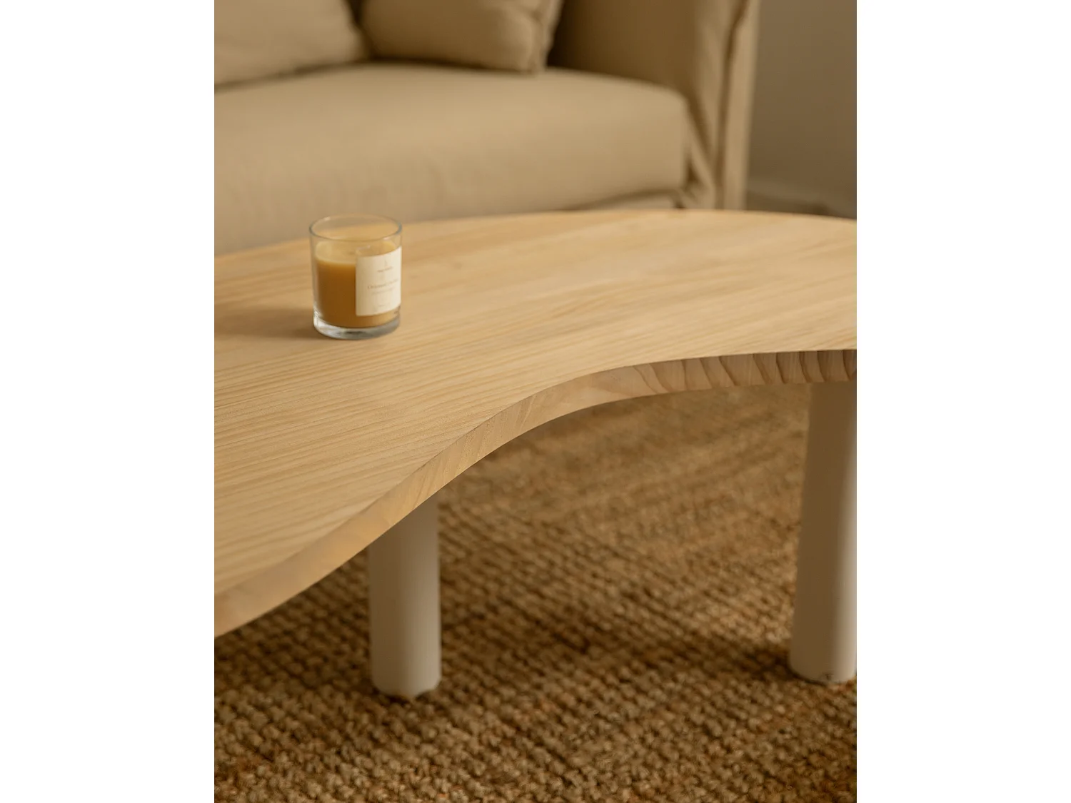 Mesa de centro de madera maciza de forma orgánica Decowood con tres patas en color blanco y sobre de mesa en color roble medio de 100x40cm - GINA - DECOWOOD