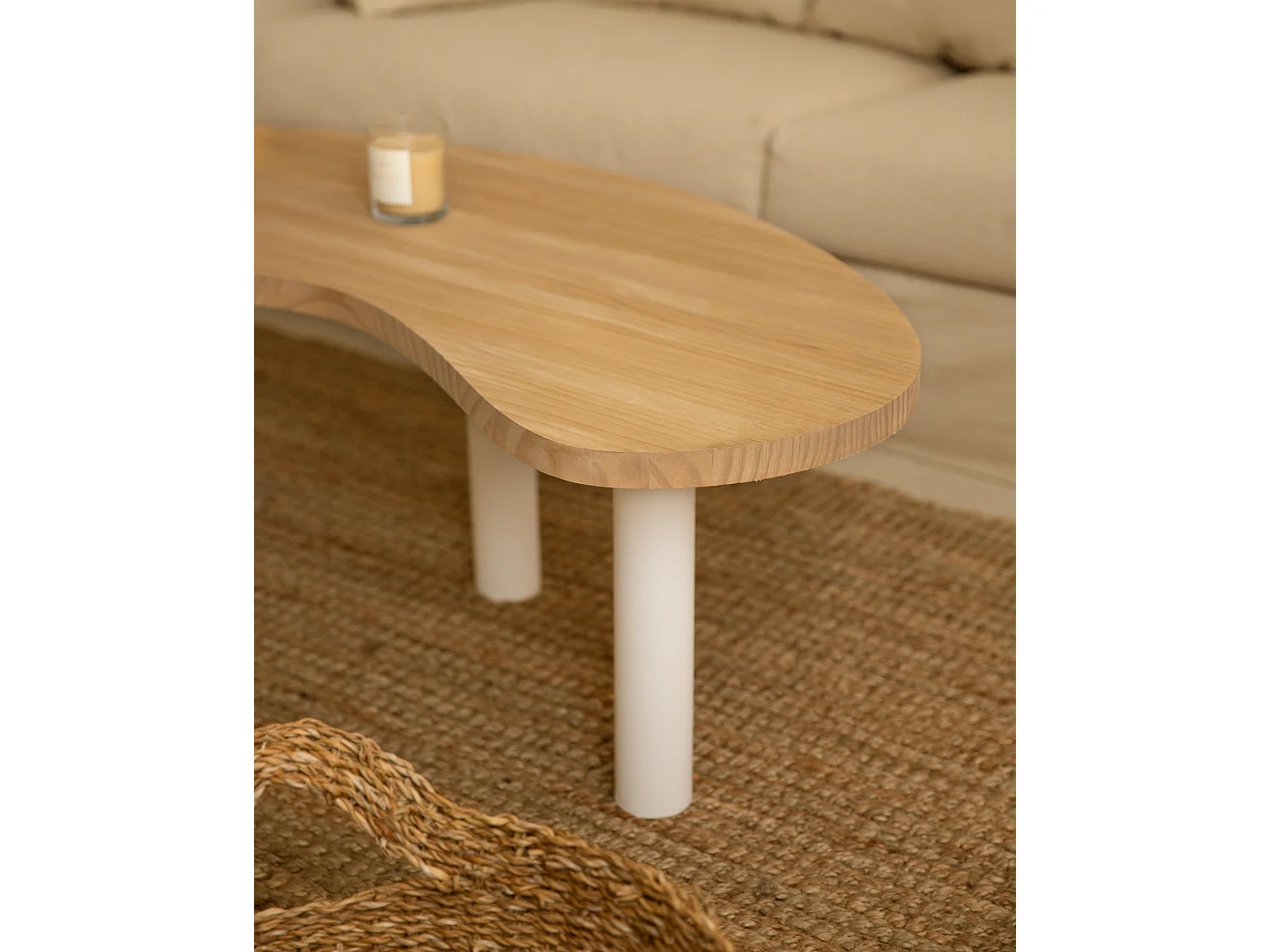 Mesa de centro de madera maciza de forma orgánica Decowood con tres patas en color blanco y sobre de mesa en color roble medio de 100x40cm - GINA - DECOWOOD