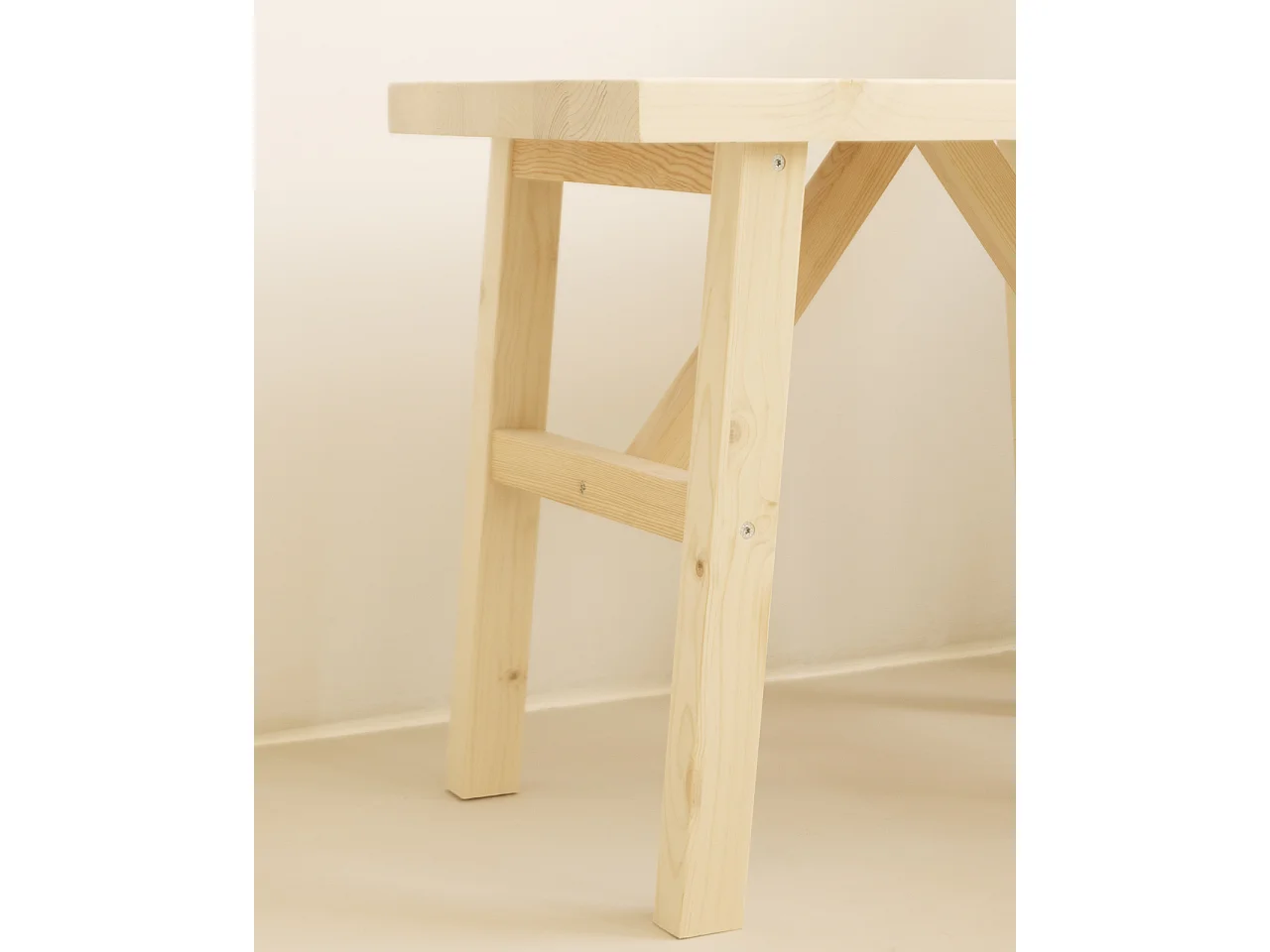 Sgabello in legno massello in tono naturale 55x45cm - SIEP - DECOWOOD