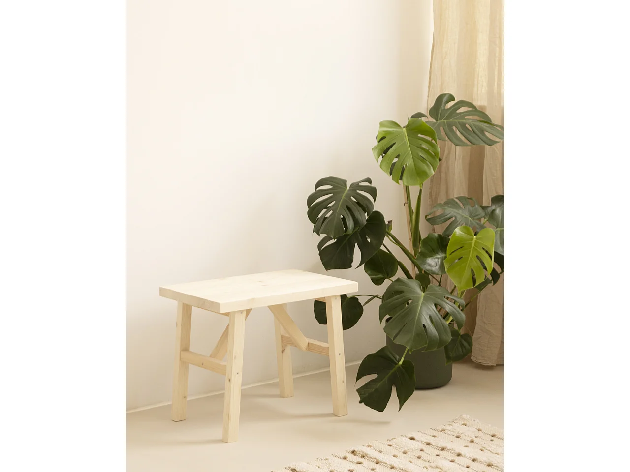 Taburete de madera maciza en tono natural de 45x55cm - SIEP - DECOWOOD