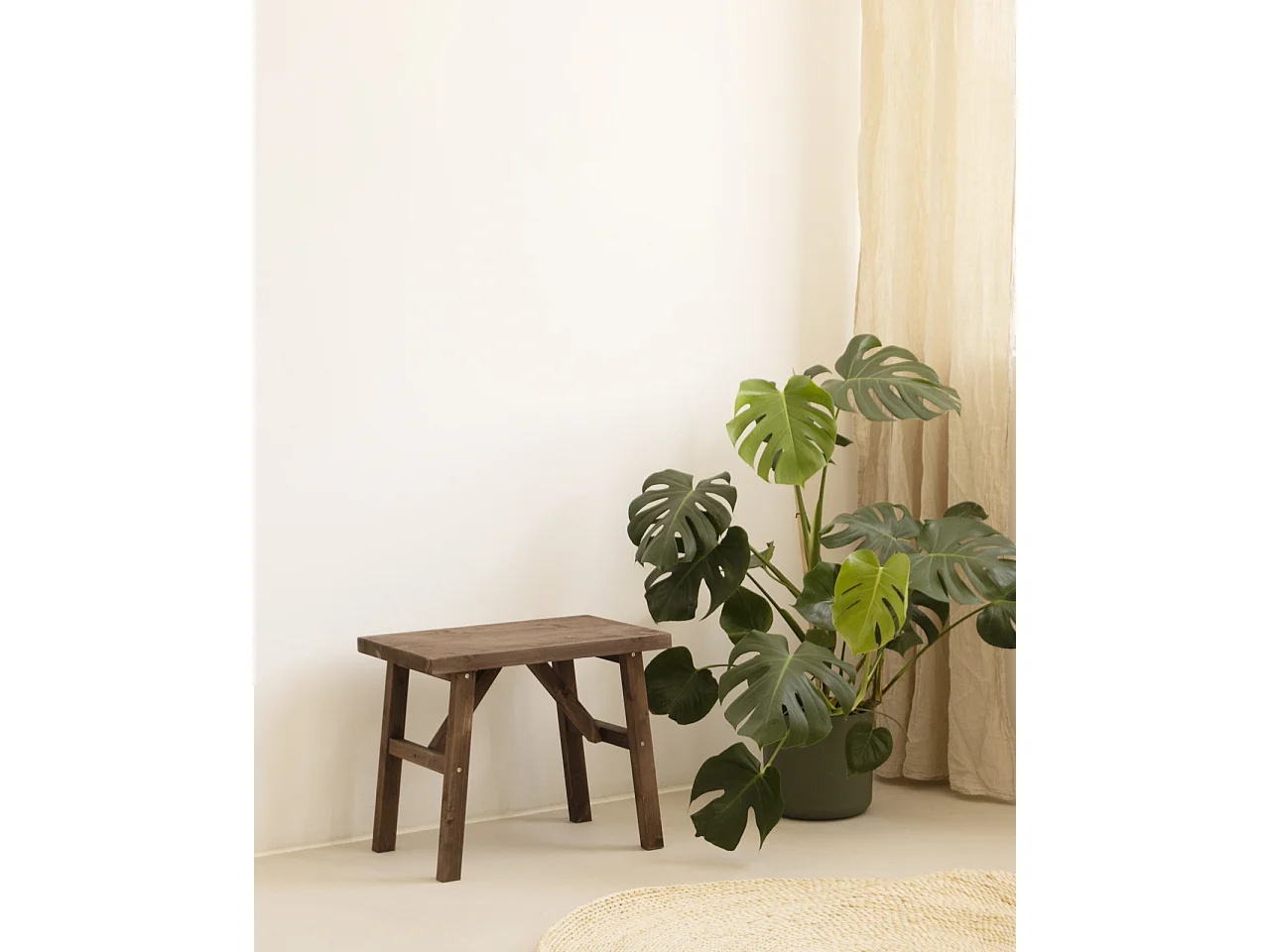 Taburete de madera maciza en tono nogal de 45x55cm - SIEP - DECOWOOD