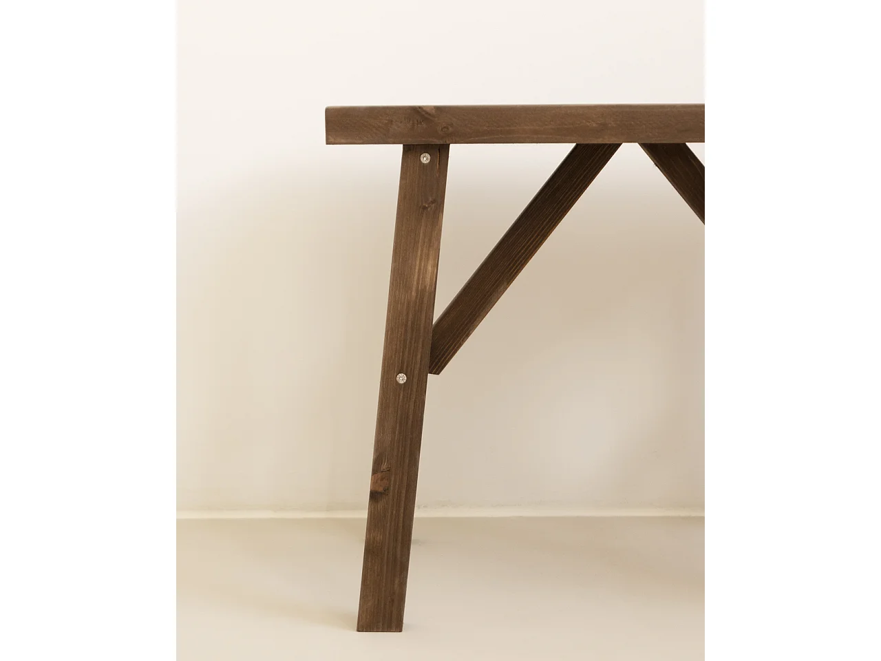 Taburete de madera maciza en tono nogal de 45x55cm - SIEP - DECOWOOD