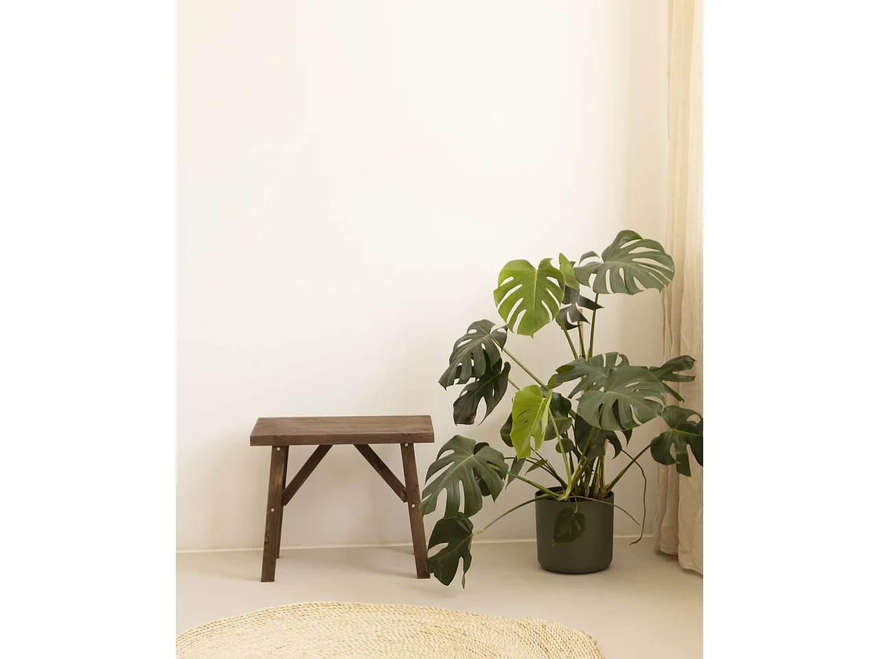 Taburete de madera maciza en tono nogal de 45x55cm - SIEP - DECOWOOD