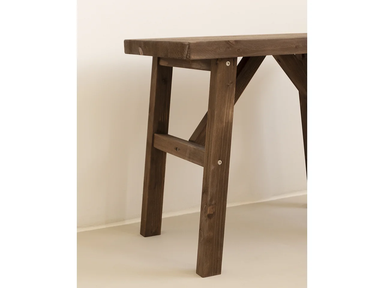 Sgabello in legno massello in tono noce 55x45cm - SIEP - DECOWOOD