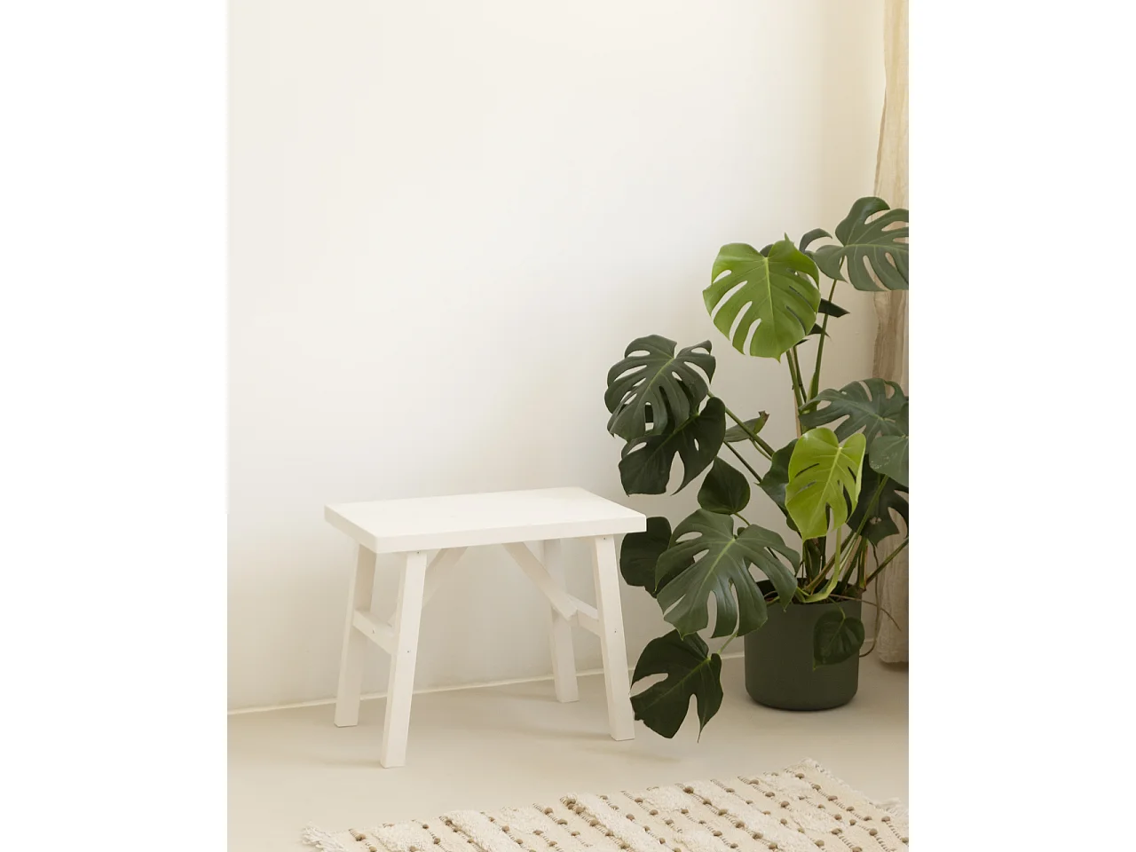 Taburete de madera maciza en tono blanco de 45x55cm - SIEP - DECOWOOD