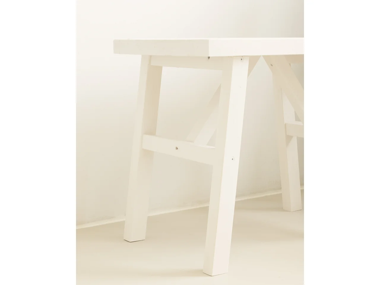 Taburete de madera maciza en tono blanco de 45x55cm - SIEP - DECOWOOD