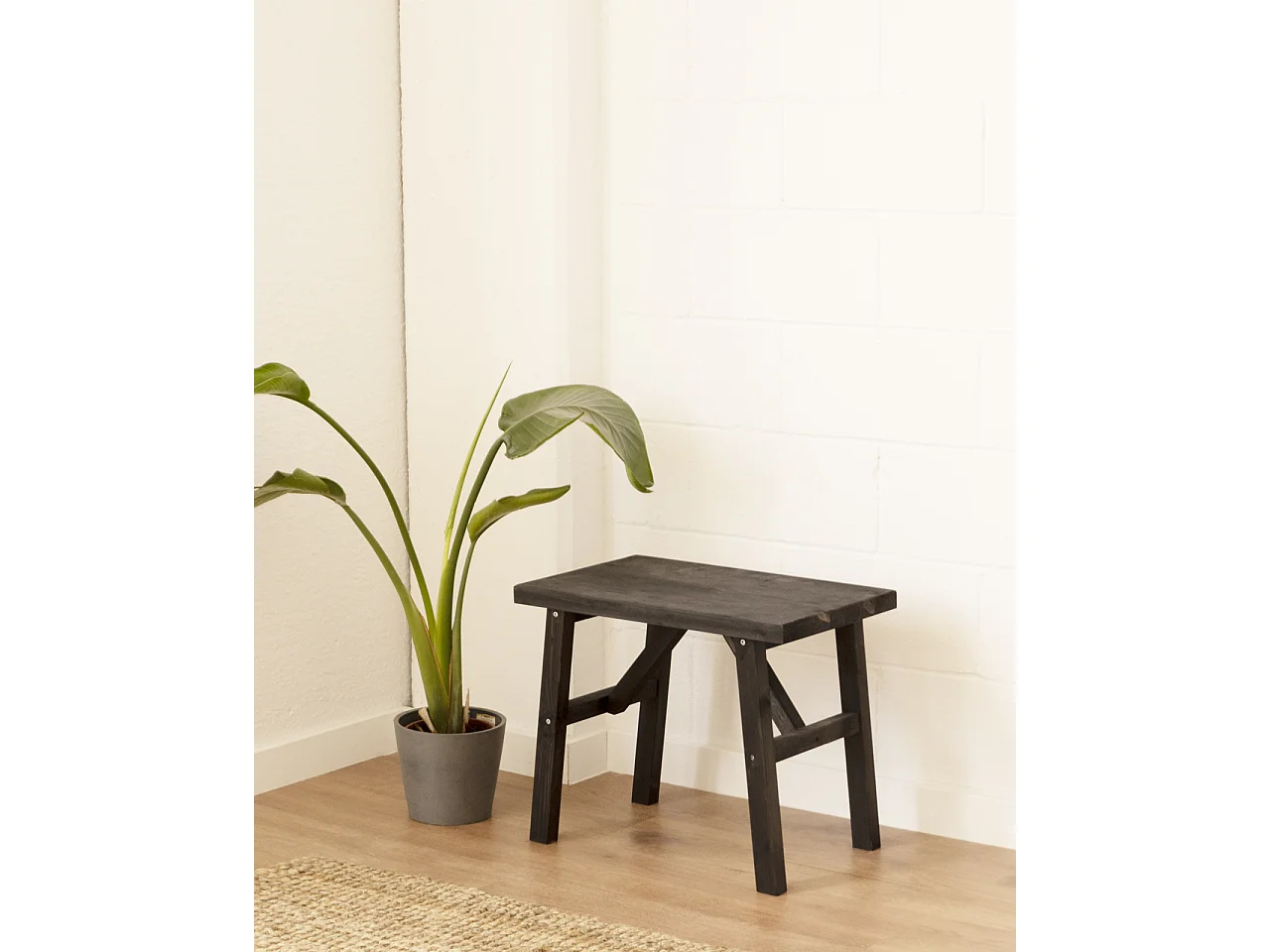 Taburete de madera maciza en tono negro de 45x55cm - SIEP - DECOWOOD