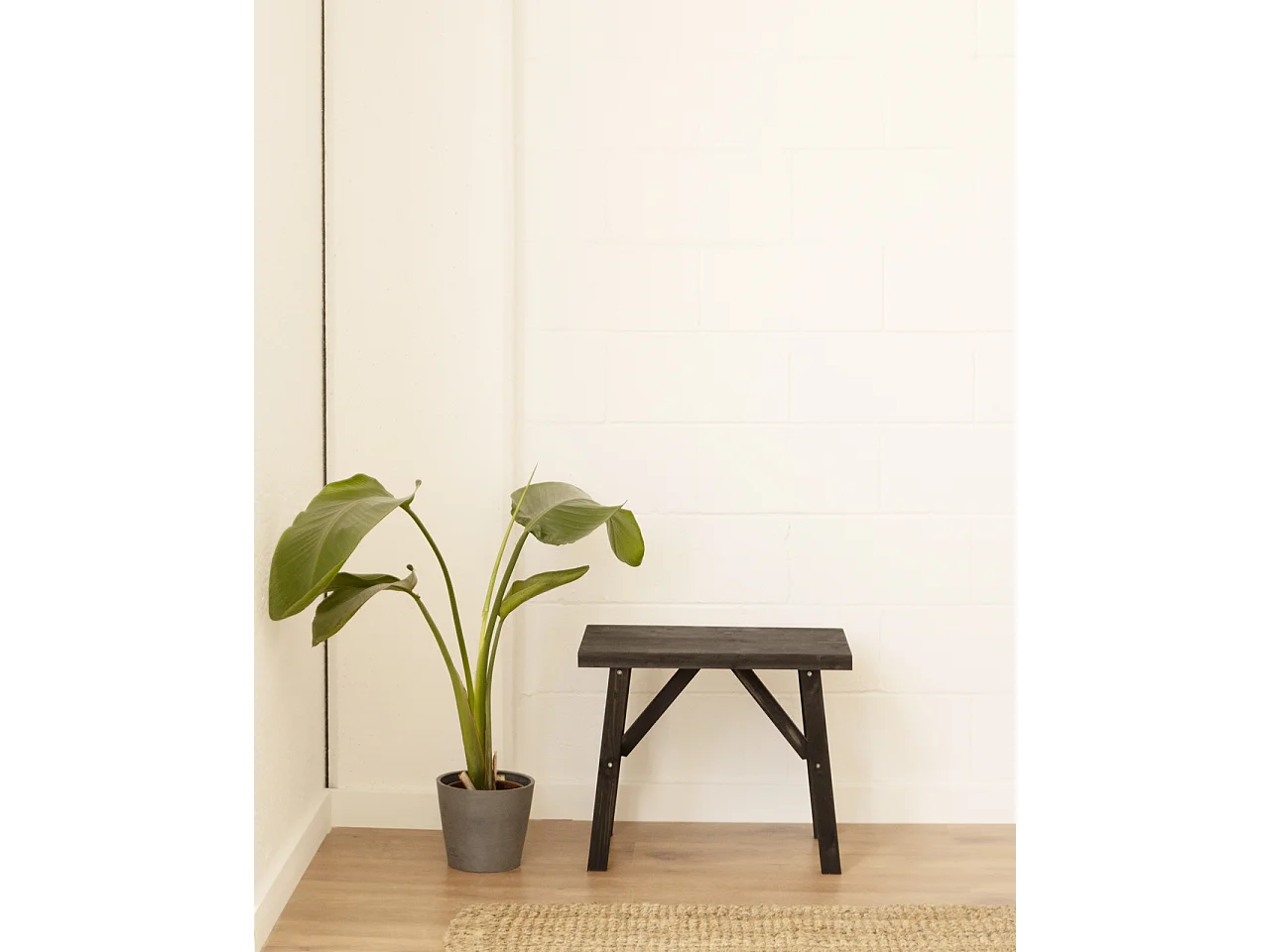 Taburete de madera maciza en tono negro de 45x55cm - SIEP - DECOWOOD