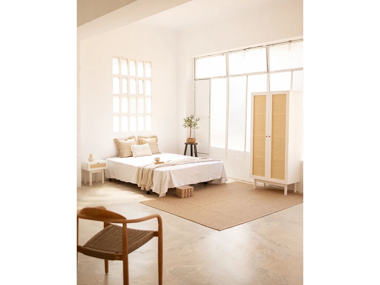 Armoire en bois de sapin et tressage de rotin blanc 180x80cm - FRIDA - DECOWOOD