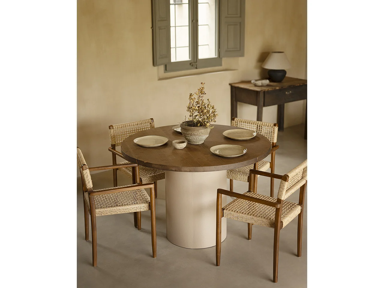 Mesa de comedor redonda de madera maciza tono roble oscuro y patas de microcemento en tono tierra DECOWOOD de Ø120x75cm - LUCÍA - DECOWOOD