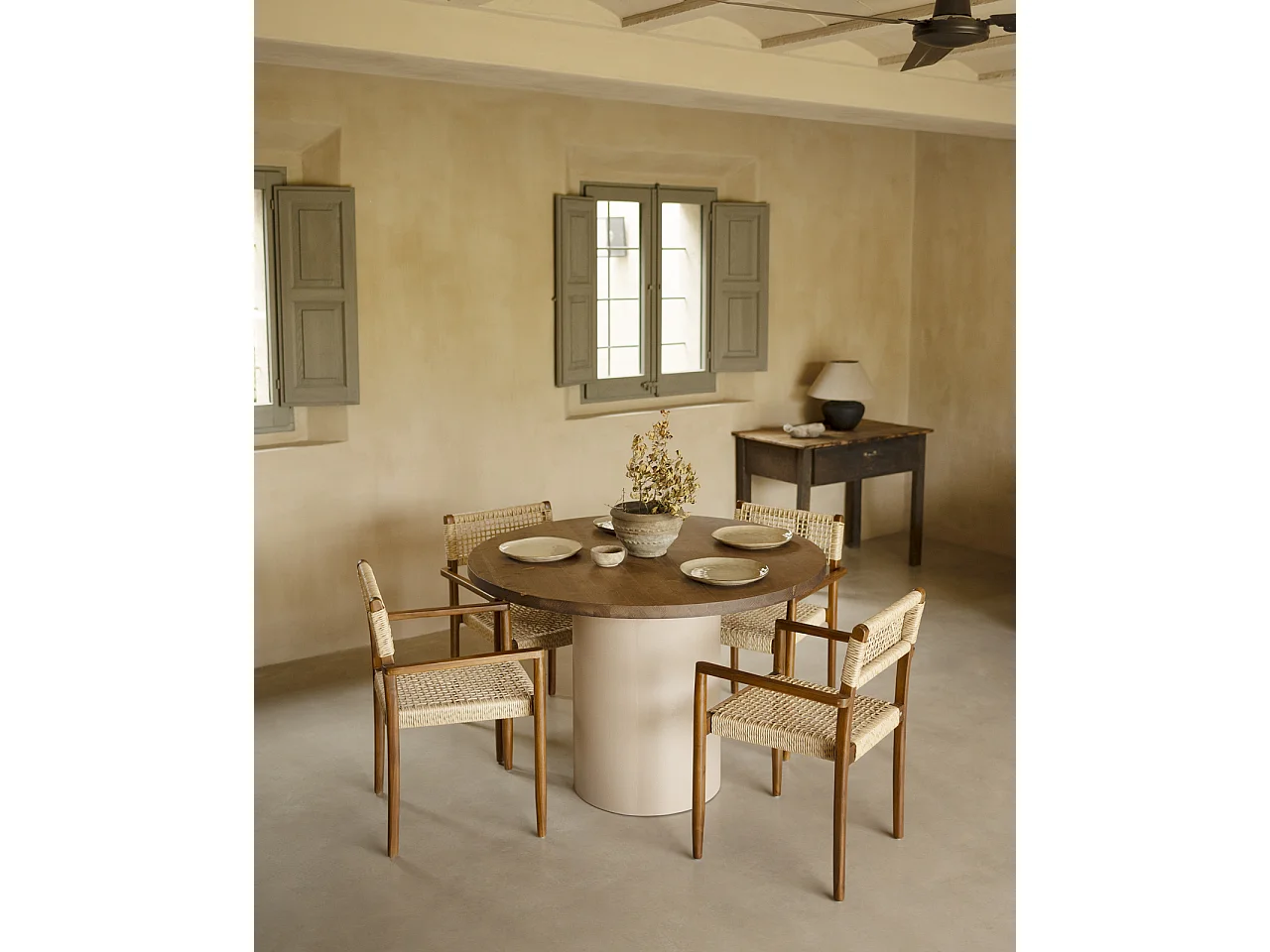 Mesa de comedor redonda de madera maciza tono roble oscuro y patas de microcemento en tono tierra DECOWOOD de Ø120x75cm - LUCÍA - DECOWOOD