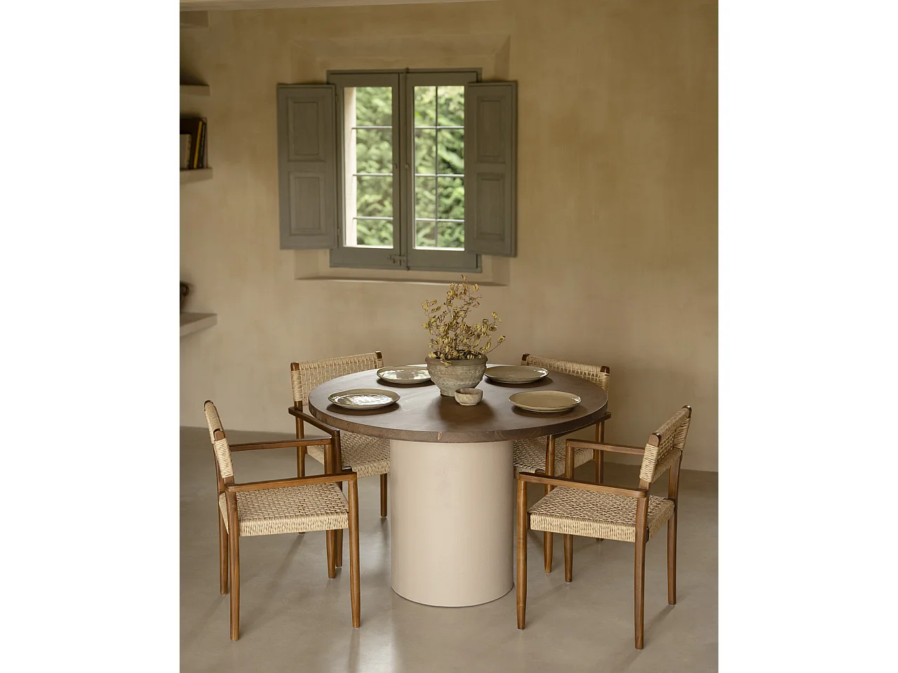 Mesa de comedor redonda de madera maciza tono roble oscuro y patas de microcemento en tono tierra DECOWOOD de Ø120x75cm - LUCÍA - DECOWOOD