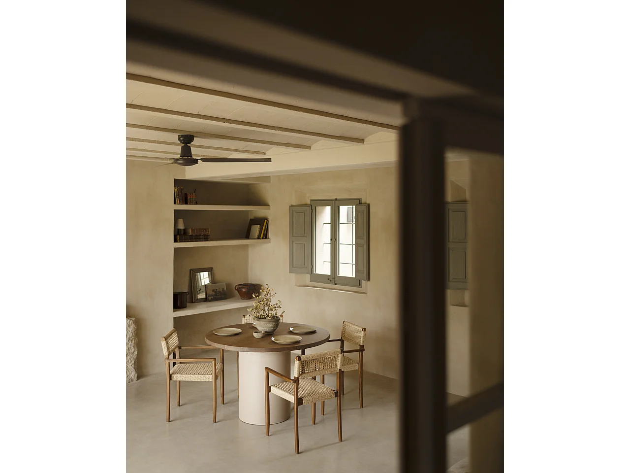 Tavolo da pranzo rotondo in legno marrone e microcemento terra 120cm