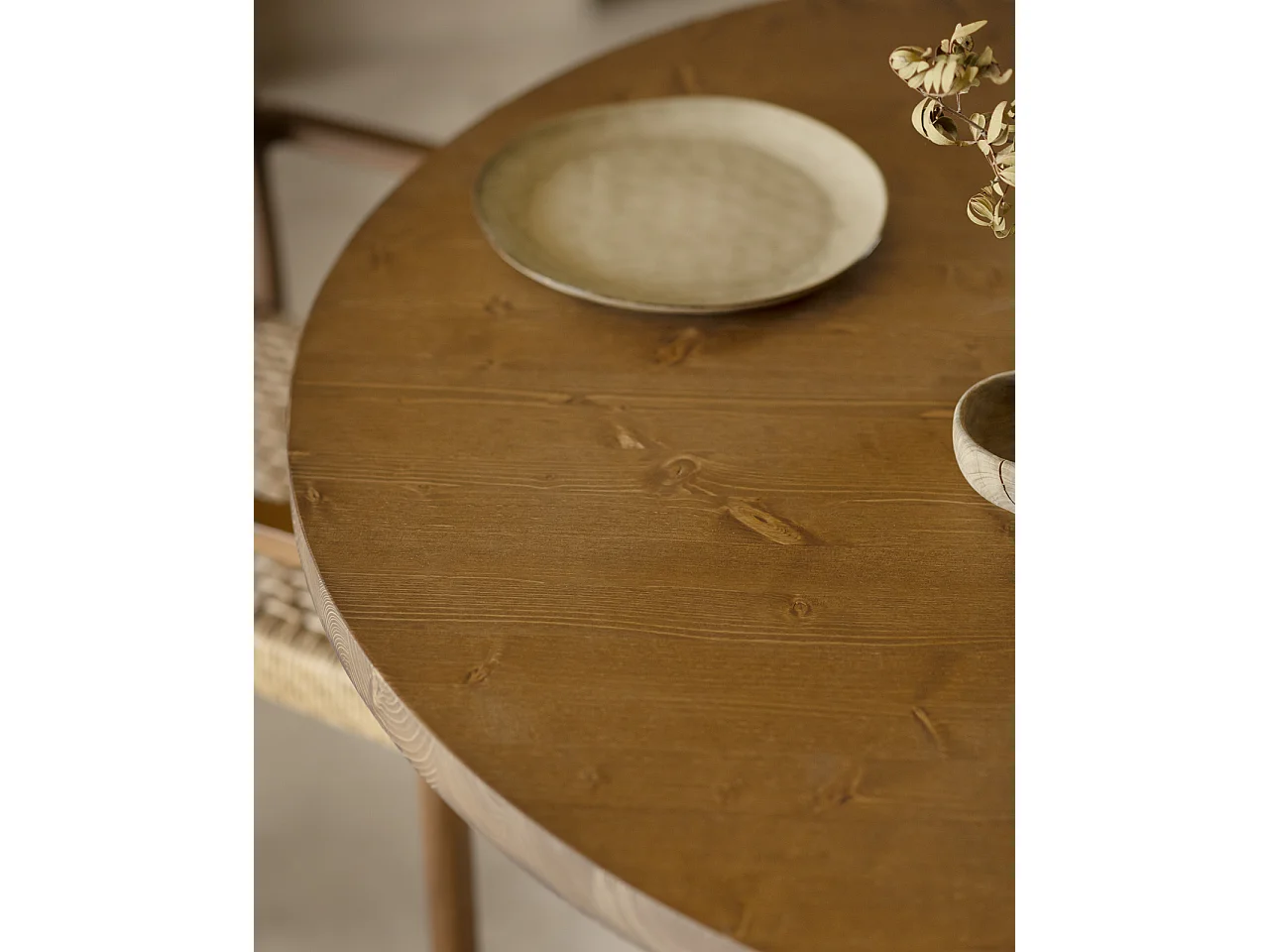 Tavolo da pranzo rotondo in legno marrone e microcemento terra 120cm