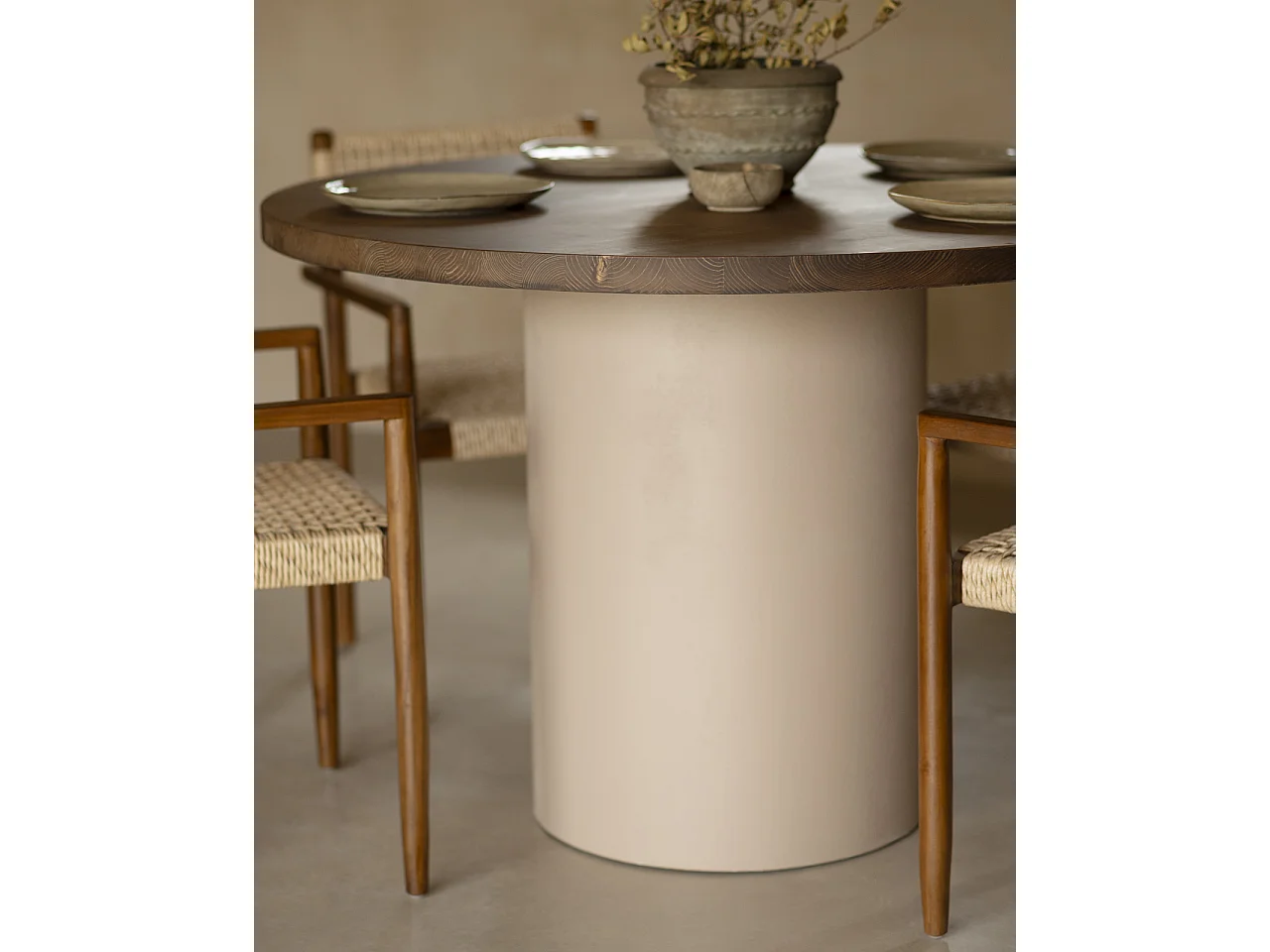 Tavolo da pranzo rotondo in legno marrone e microcemento terra 120cm