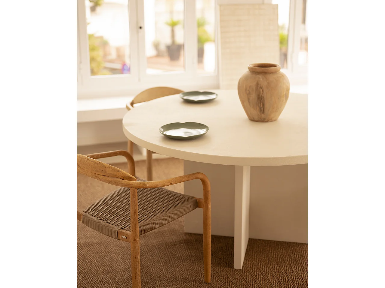 Mesa de comedor de madera maciza de abeto redonda Decowood en tono blanco en microcemento de Ø110x75cm - TOKYO - DECOWOOD