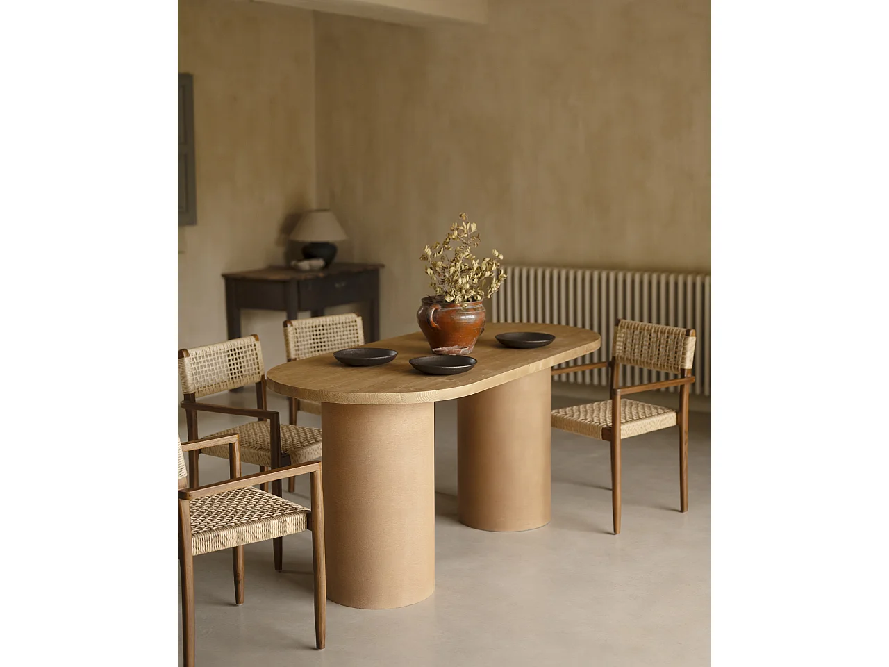 Mesa de comedor ovalada de madera maciza tono roble medio y patas de microcemento en tono terracota DECOWOOD de 160x75cm - LUCÍA - DECOWOOD