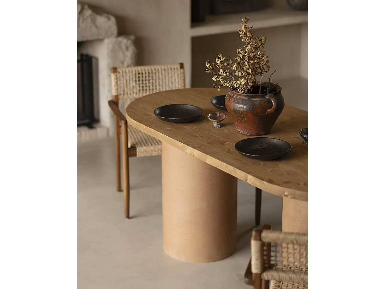 Mesa de comedor ovalada de madera maciza tono roble medio y patas de microcemento en tono terracota DECOWOOD de 160x75cm - LUCÍA - DECOWOOD