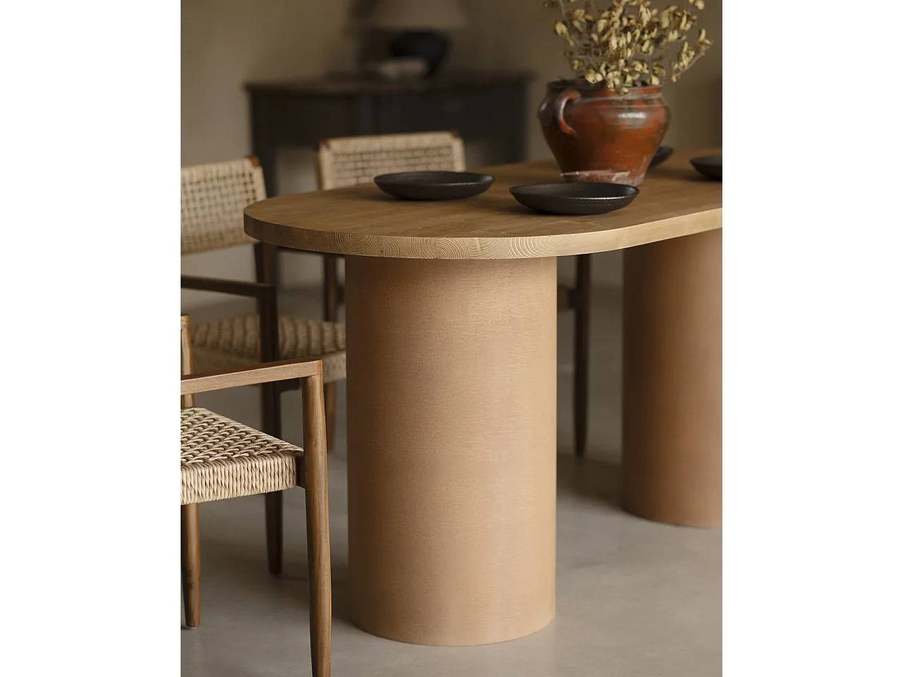 Mesa de comedor ovalada de madera maciza tono roble medio y patas de microcemento en tono terracota DECOWOOD de 160x75cm - LUCÍA - DECOWOOD