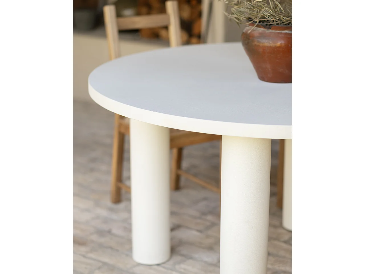 Mesa de comedor redonda de microcemento en tono blanco roto DECOWOOD de Ø140x75cm - LUCÍA - DECOWOOD