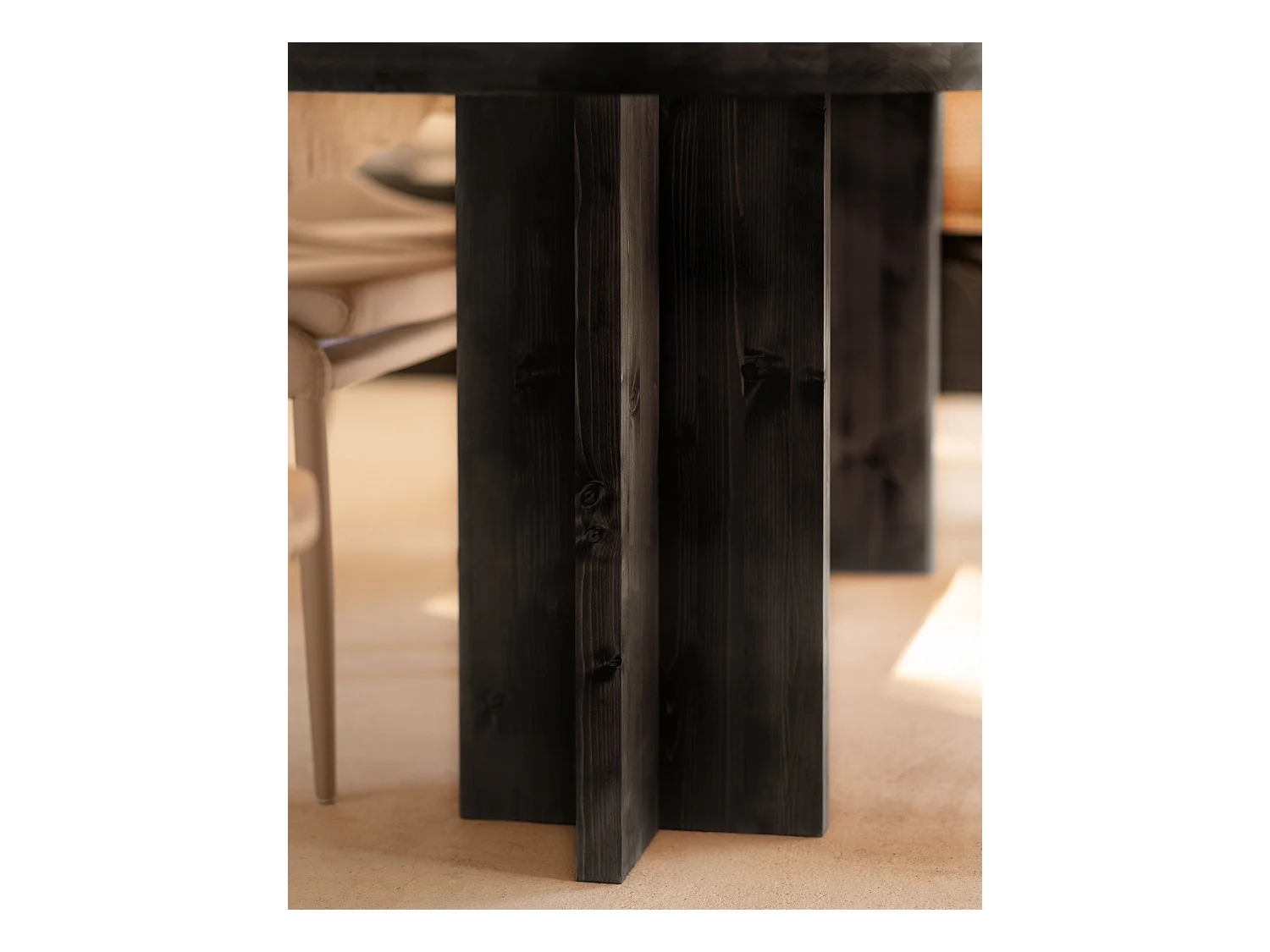 Table à manger ovale en bois de sapin noir 160x75cm - TOKYO - DECOWOOD