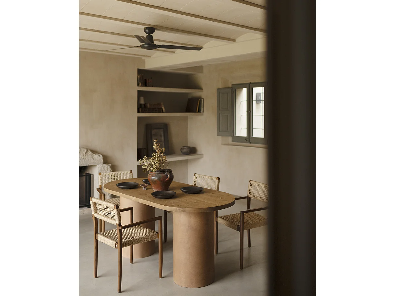 Mesa de comedor ovalada de madera maciza tono roble medio y patas de microcemento en tono terracota DECOWOOD de 180x75cm - LUCÍA - DECOWOOD