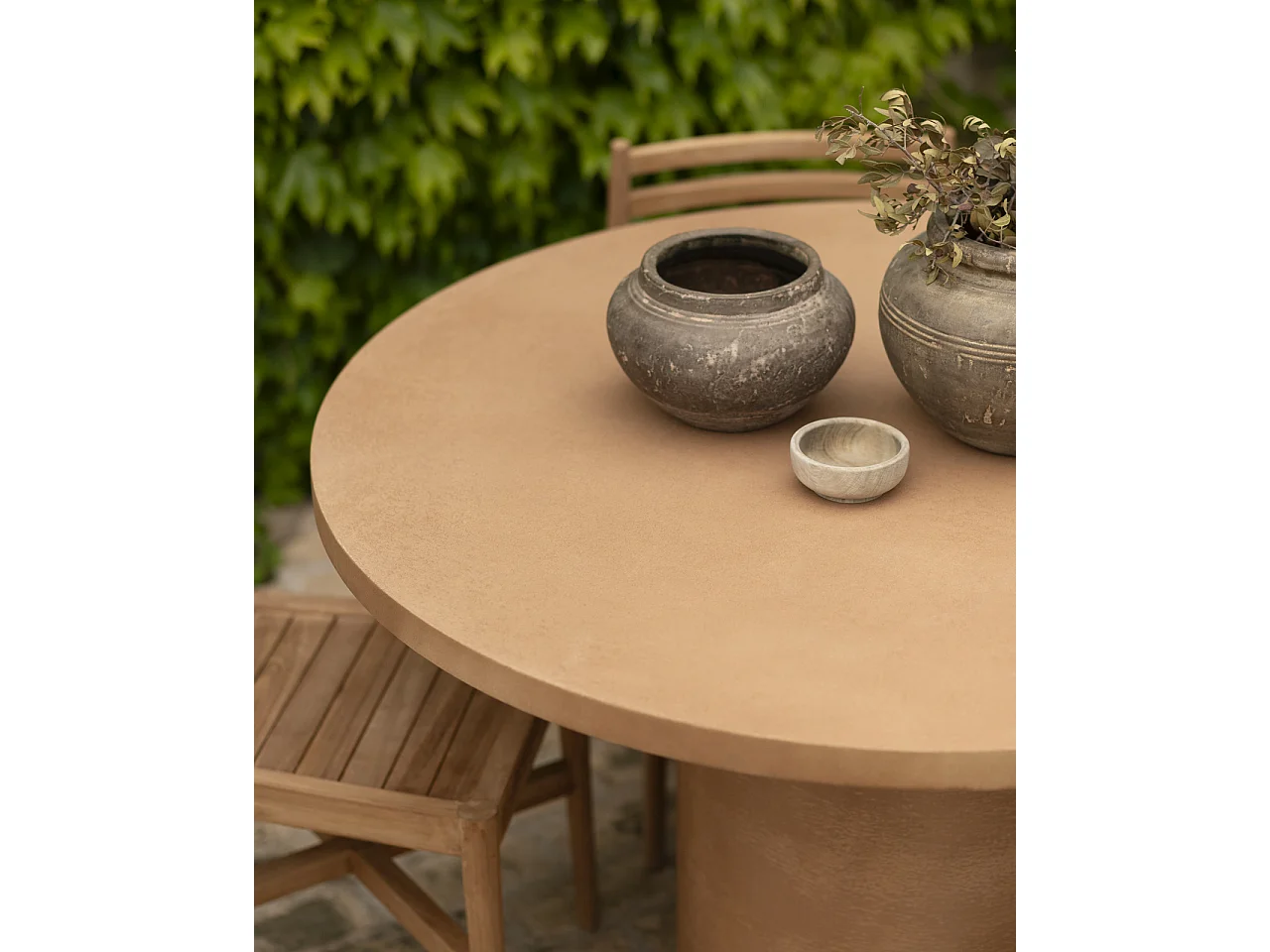 Mesa de comedor redonda de microcemento en tono terracota DECOWOOD de Ø140x75cm - LUCÍA - DECOWOOD