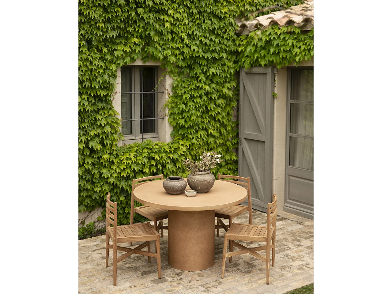 Tavolo da pranzo rotondo in microcemento colore terracotta 140cm