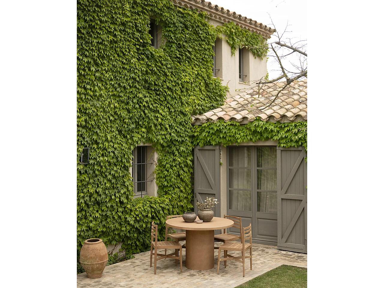 Tavolo da pranzo rotondo in microcemento colore terracotta 140cm