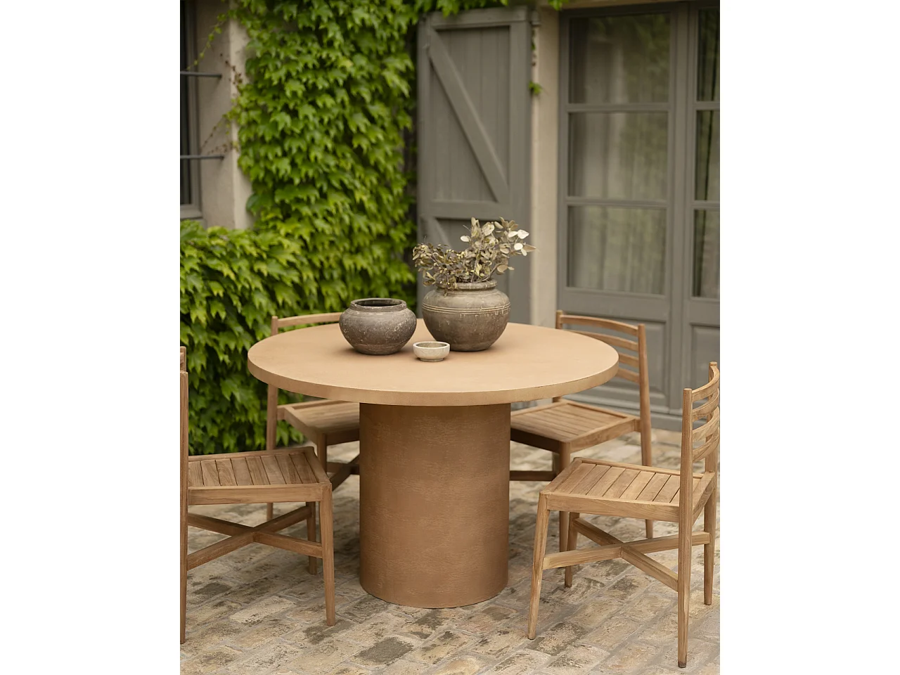 Tavolo da pranzo rotondo in microcemento colore terracotta 140cm