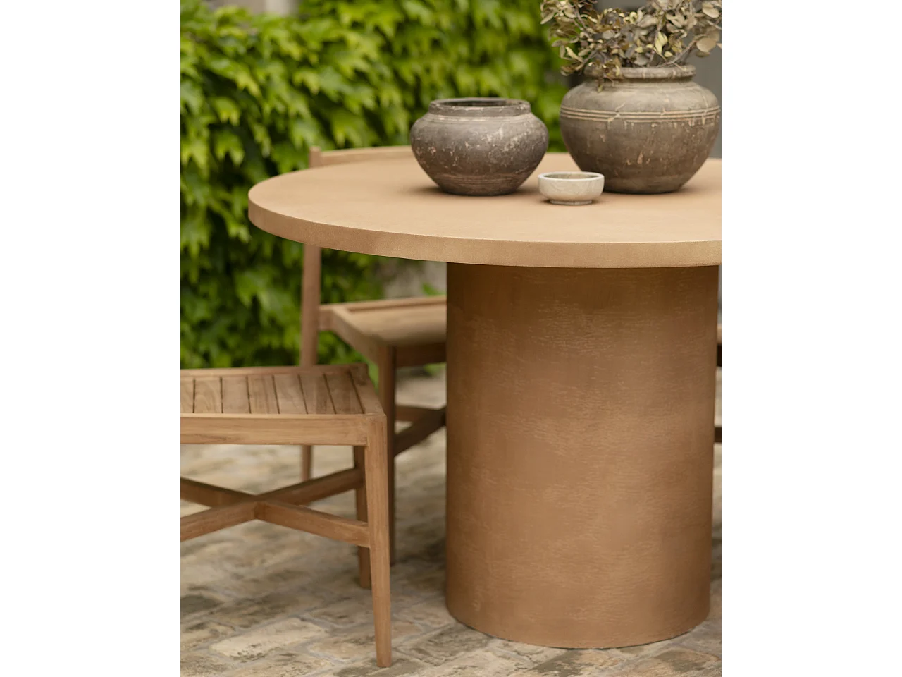 Tavolo da pranzo rotondo in microcemento colore terracotta 140cm