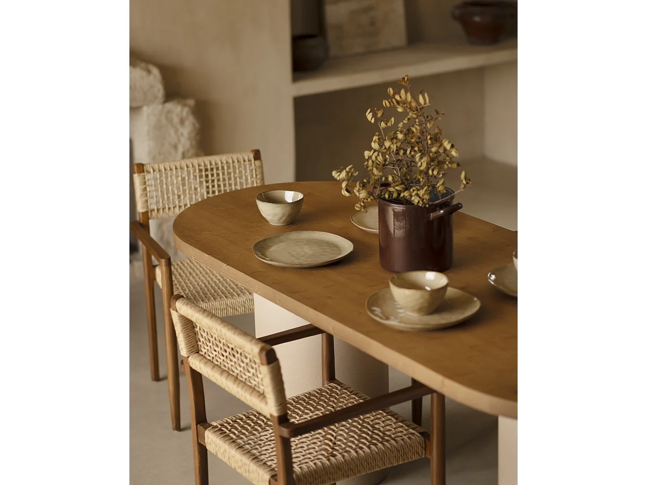 Mesa de comedor ovalada de madera maciza tono roble oscuro y patas de microcemento en tono tierra DECOWOOD de 200x75cm - LUCÍA - DECOWOOD