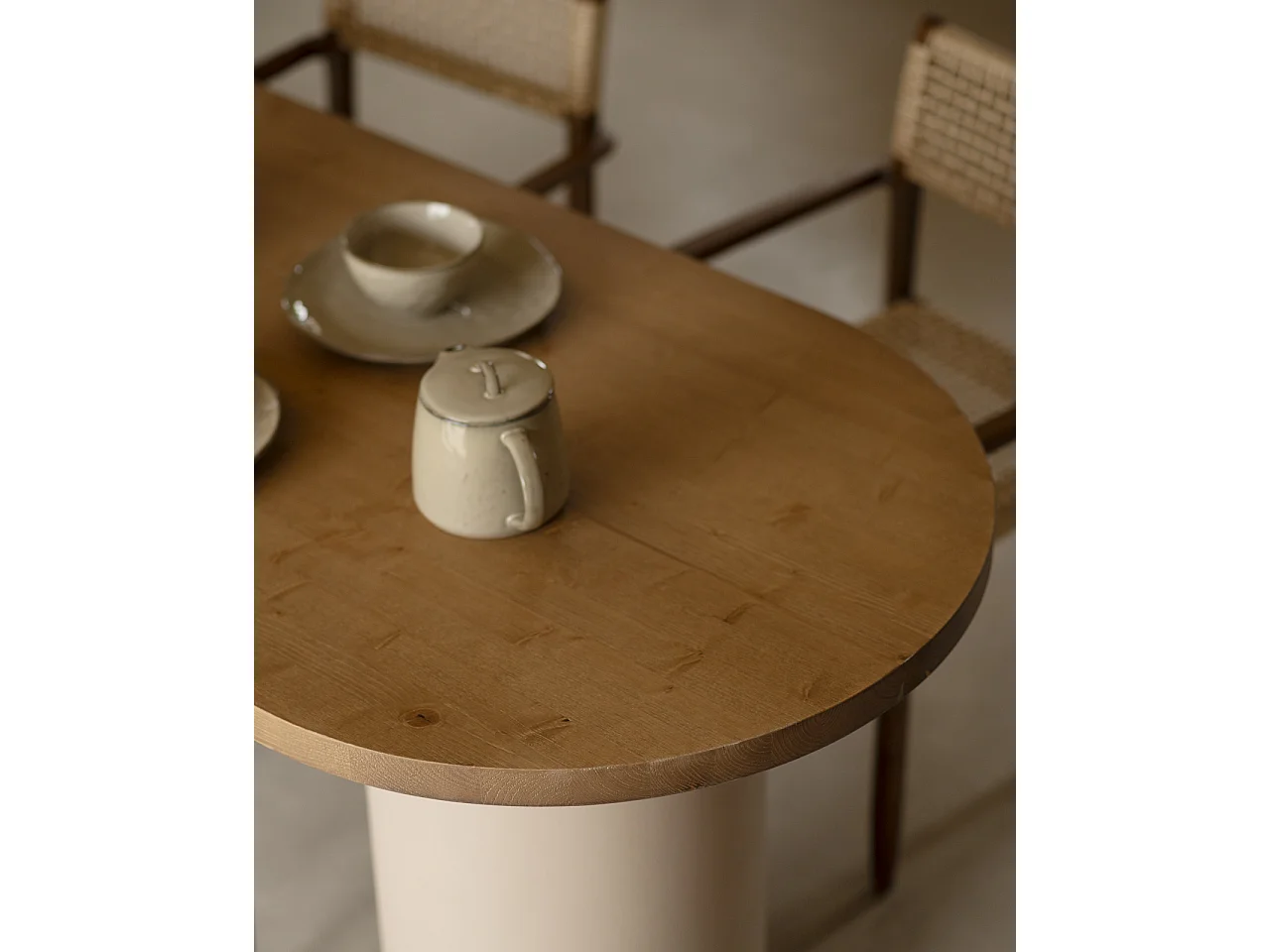 Mesa de comedor ovalada de madera maciza tono roble oscuro y patas de microcemento en tono tierra DECOWOOD de 200x75cm - LUCÍA - DECOWOOD