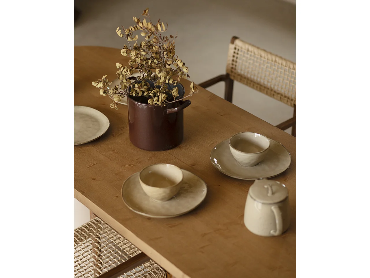 Mesa de comedor ovalada de madera maciza tono roble oscuro y patas de microcemento en tono tierra DECOWOOD de 200x75cm - LUCÍA - DECOWOOD