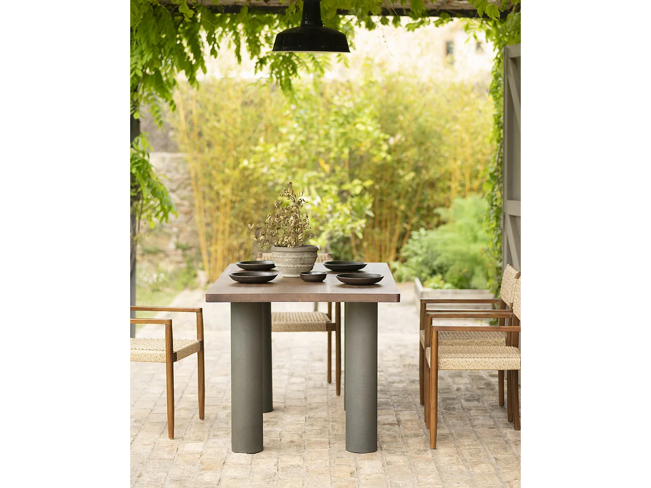 Mesa de comedor rectangular de madera maciza en tono roble oscuro y patas de microcemento en tono verde DECOWOOD de 200x75cm - LUCÍA - DECOWOOD